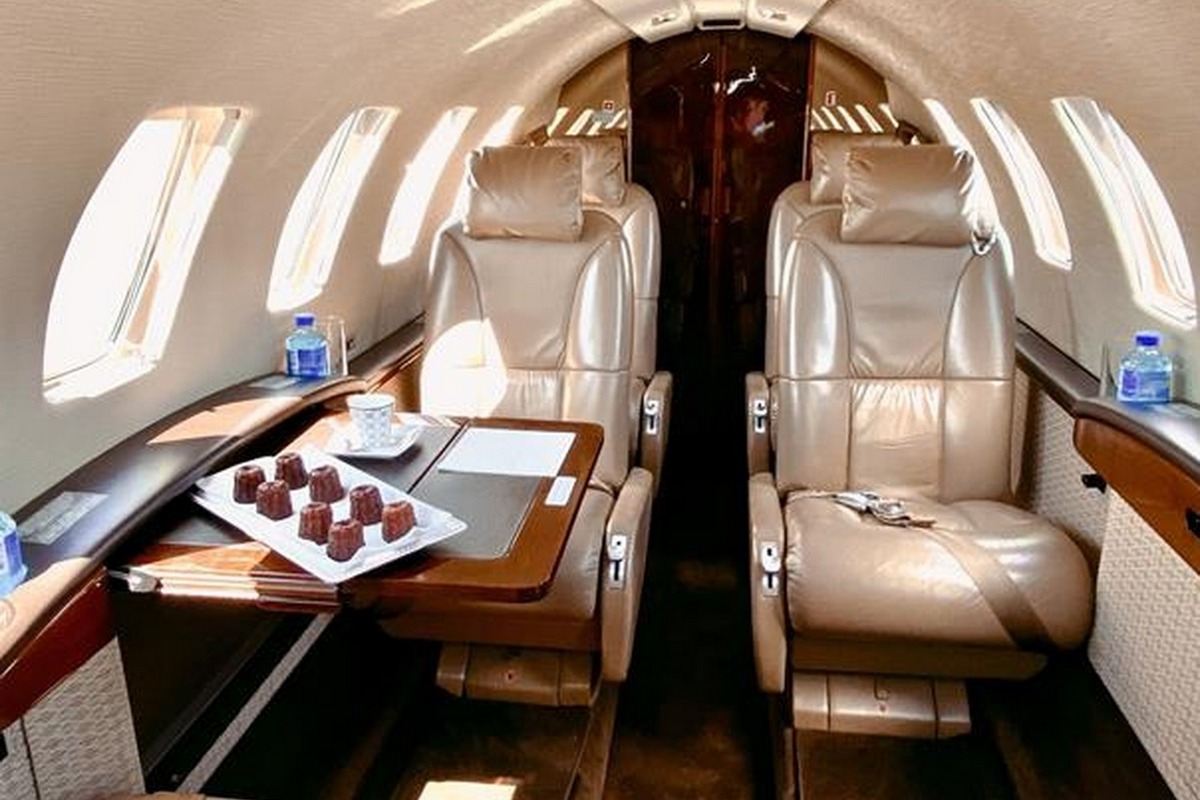elevair-light-jet-citation-cj2plus-interior Citation CJ2+ cabin with leather seats and a folding table